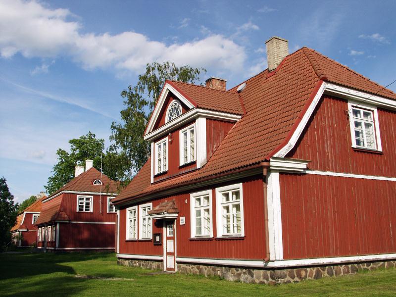 File:Pärnumaa_Sindi_raudteelaste restaureeritud elamud.jpg